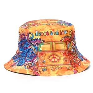 Detail eines bunten Fischerhuts mit psychedelischen Friedenszeichen und Retro-Bus-Print