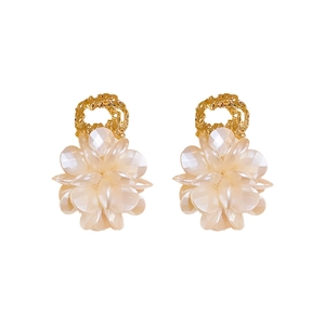 Boucles d'oreilles fleur en acrylique avec anneaux dorés et pétales blanc crème