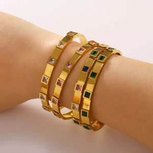 Ensemble de bracelets joncs en acier doré avec zircons carrés colorés sur le poignet