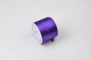 Vista dettagliata del cordoncino di seta coreana viola 1,5 mm per gioielli