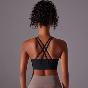 Dettaglio del reggiseno sportivo nero con spalline incrociate e tessuto elastico di sostegno