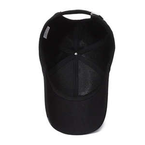 Vue intérieure d'une casquette de baseball noire 100% coton montrant les coutures internes