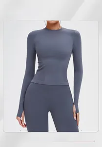 Detail von nahtlosem dunkelgrauem Yoga-Langarmshirt mit Daumenlöchern und hoher Leggings