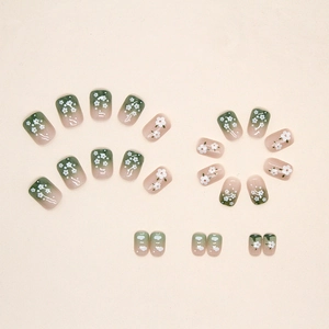 Unghie finte corte quadrate sfumate rosa e verde con piccoli fiori bianchi