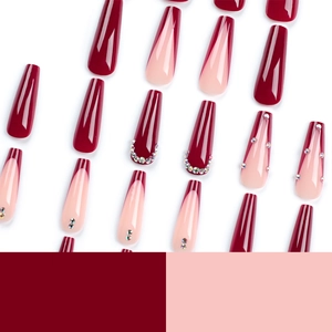 Faux ongles ballerine bordeaux français avec strass minimalistes et touches rose nude