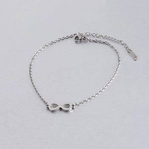 Detail van zilveren infinity armband met verstelbare schakelketting en karabijnsluiting