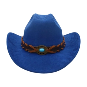 Détail chapeau de cowboy bleu avec bande tressée marron et boucle en métal turquoise