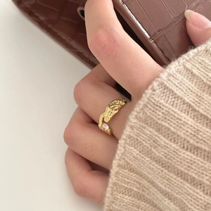 Irregular hammered gold s925 silver ring with zircon accent for minimalist look
