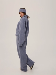Completo tre pezzi in maglia blu nebbia con maglione, pantaloni e fascia per donna