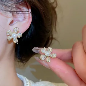 Elegante Blumenohrstecker Mit Zirkonia Kunstperle Und 925 Sterling Silber Ohrringpfosten Für Frauen