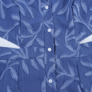 Robe en jean jacquard bleu avec détails de feuilles et découpes sexy à la taille