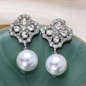 Elegante Kleeblatt-Ohrstecker mit Silbernadeln, Diamanten und großen Perlen besetzt