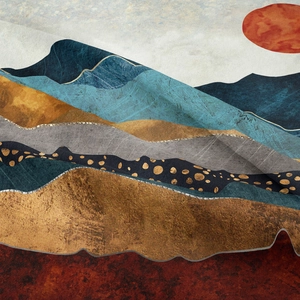 Dettaglio di arazzo bohémien con montagne e accenti dorati in toni di terra astratti