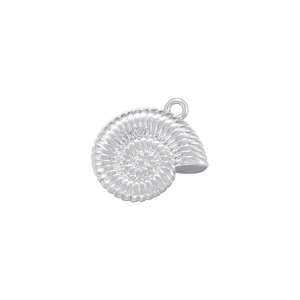 Vue détaillée du pendentif coquillage argenté avec texture spirale et anneau de fixation