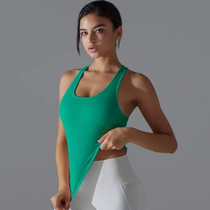 Détail du tissu côtelé vert vif sur un débardeur de yoga ajusté à dos nageur pour femme