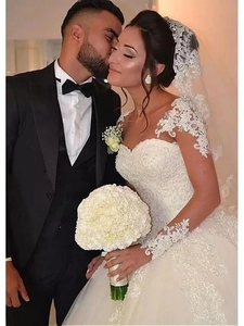 Détails de la robe de mariée élégante à manches longues en dentelle avec broderies florales