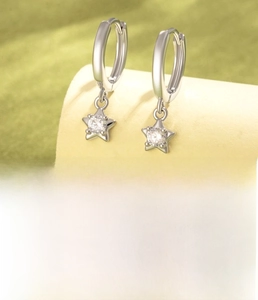 Détail de boucles d'oreilles étoile en argent avec zircone et diamètre interne de 10 mm