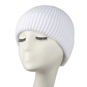 Bonnet d'hiver en tricot côtelé blanc classique avec large revers sur mannequin