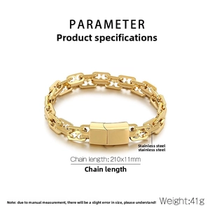 Détail du bracelet à maillons en acier inoxydable doré avec fermoir carré industriel