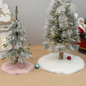 Detail van de zachte imitatiebont textuur van roze en witte ronde kerstboomrokken