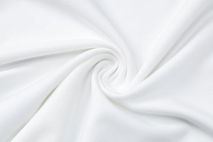 Macro de la texture du tissu en maille côtelée blanche montrant douceur et élasticité