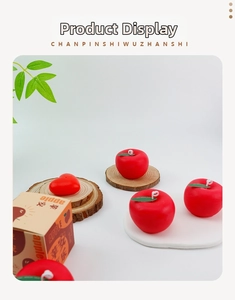 Detalle de vela en forma de manzana roja con etiqueta de hoja y vela de corazón