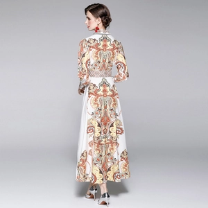 Robe longue bohème à imprimé paisley avec manches longues et ceinture en crème et orange