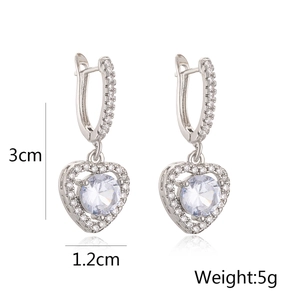 Detail view of 3cm silver heart earrings with dimensions and weight 5g specs