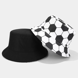 Modische Anglerhüte zum Wenden in Schwarz und mit klassischem Fußballmuster-Druck