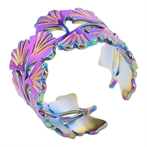 Détail macro d'une bague feuille de ginkgo réglable en acier avec finition arc-en-ciel