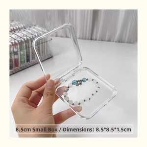Vista de una caja de acrílico transparente de 8,5 cm con una pulsera de cuentas