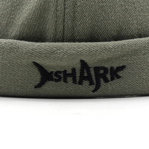 Bonnet docker vert armée avec broderie requin au design streetwear sans bord tendance
