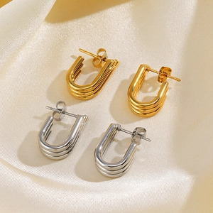 Three-layer irregular U-shaped earrings in gold and silver finish on silk fabric