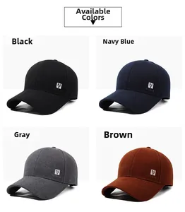 Dettaglio dei cappellini da baseball in nero, blu, grigio e marrone con logo metallico