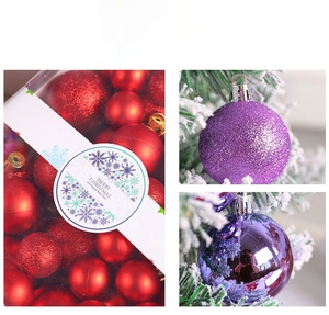 Nahaufnahme roter und lila Weihnachtskugeln in glänzender, mattierter und glitzernder Optik