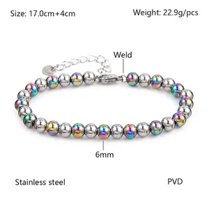 Détail macro du bracelet à billes en acier de 6mm avec placage PVD et fermoir mousqueton