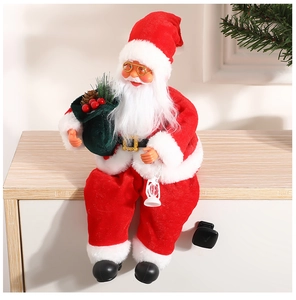 Dettaglio del pupazzo di Babbo Natale seduto con abito rosso e sacchetto regalo verde