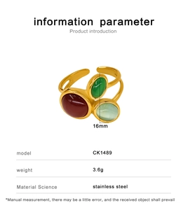 Détail de la bague en acier avec trois pierres colorées et les mesures du produit