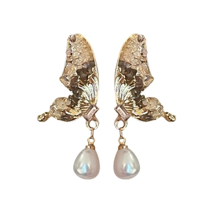 Orecchini vintage a farfalla dorati con cristalli e pendenti con perle a goccia