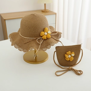 Detail von Kinder-Strohhut und Taschen-Set mit gelben Blumen und gewellten Webkanten