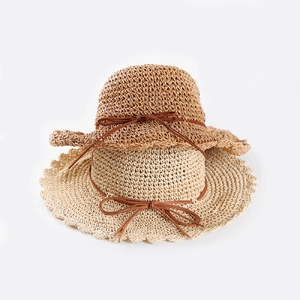 Chapeau de soleil en paille fait main pour femme avec bord large ondulé et nœud