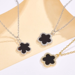 Set di collane in argento 925 con fiori in onice nera e bordi con diamanti lucidi