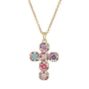 Pendentif croix doré avec pierres de zircon colorées vibrantes sur un fond blanc neutre