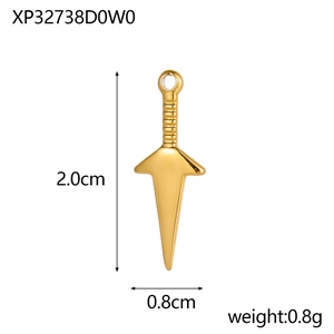Detail of a golden kunai pendant with measurements 2.0cm height and 0.8g weight