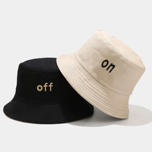 Détail de chapeaux bobs en toile de qualité avec lettrage brodé ON et OFF