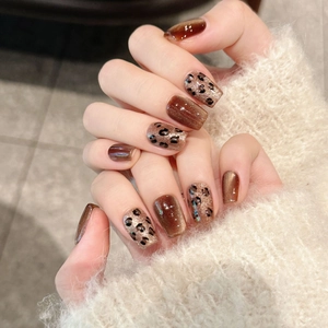 Handgemachte Maillard Braun Leopardenmuster Katzenauge Aufklebbare Nägel Retro Eckig-Rund Kurz Künstliche Nägel Damen Nagelhaut Kunst