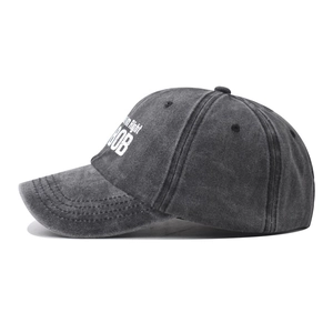 Détail d'une casquette en coton délavé avec broderie vintage et œillets de ventilation