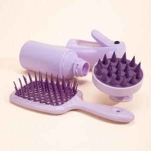 Dettaglio del set di spazzole per massaggio del cuoio capelluto viola, pettine e shampoo.