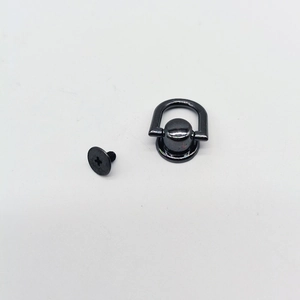 Vista detallada del anillo en D de metal negro brillante con tornillo para bolsos DIY