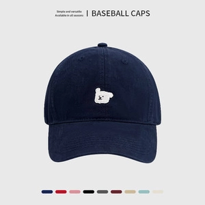 Detailansicht der dunkelblauen Baseballkappe mit weißer Tierstickerei und hochwertigen Nähten